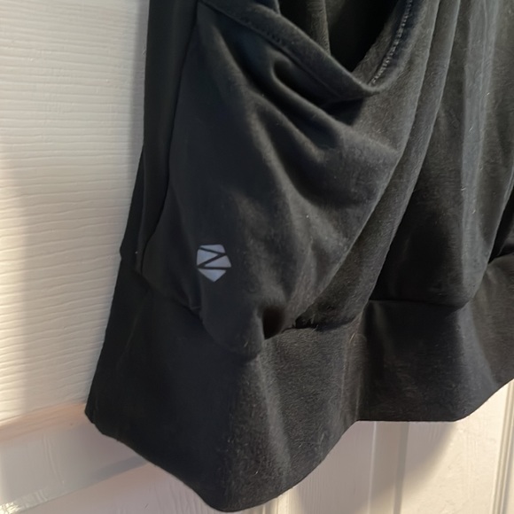 Zakti activewear black yoga long sleeve cuff top with open crisscross back 16 - Picture 4 of 9